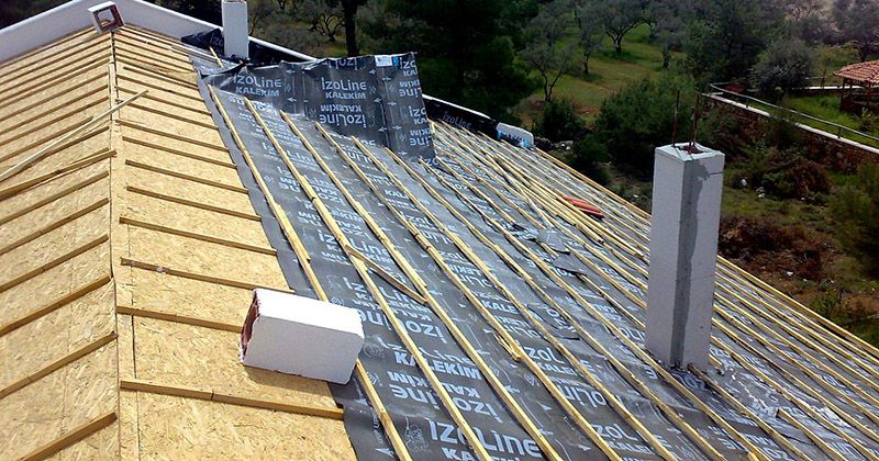 Karşıyaka EPDM Kauçuk Çatı – OSB üzerine serilmiş nefes alan su yalıtım örtüsü ve çıtalama
